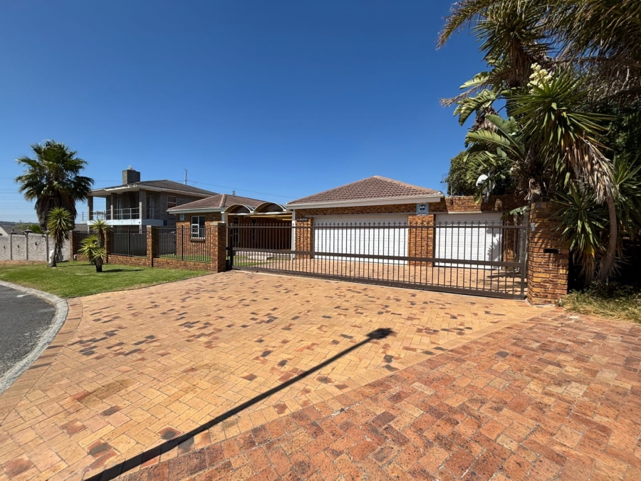 To Let 5 Bedroom Property for Rent in Rouxville Western Cape